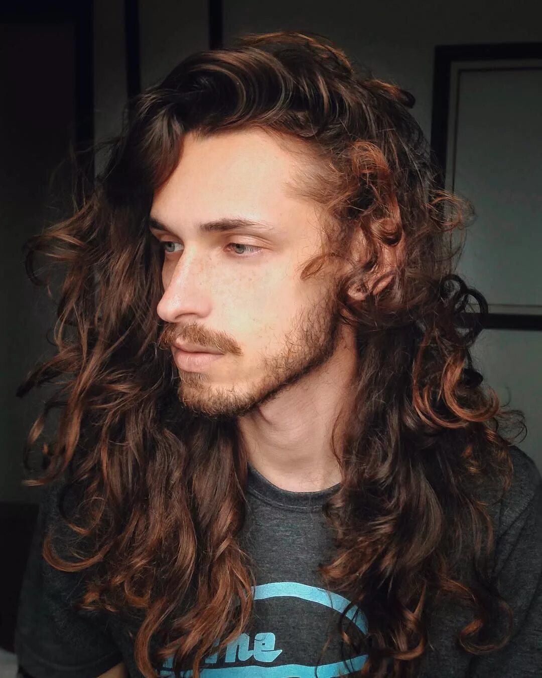 Прическа мужская длинная кудрявая E de repente você lembra que acabou o pudim Long hair styles, Men hair color, Lo