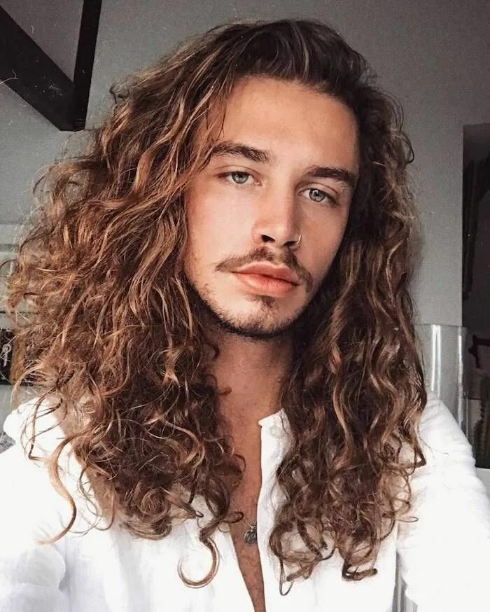 Прическа мужская длинная кудрявая ▷ 1001 + ideas for long hairstyles for men with class Curly hair men, Long hair 