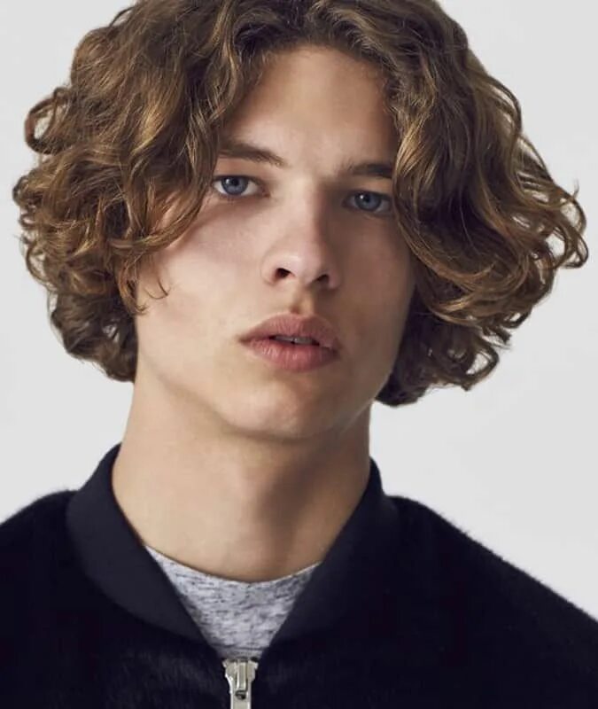 Прическа мужская длинная кудрявая The Best Men’s Wavy Hairstyles For 2024 FashionBeans Wavy hair men, Men's curly 