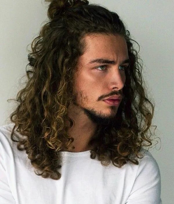 Прическа мужская длинная кудрявая MIMI - beleza is porto Long curly hair men, Long hair styles, Man bun curly hair