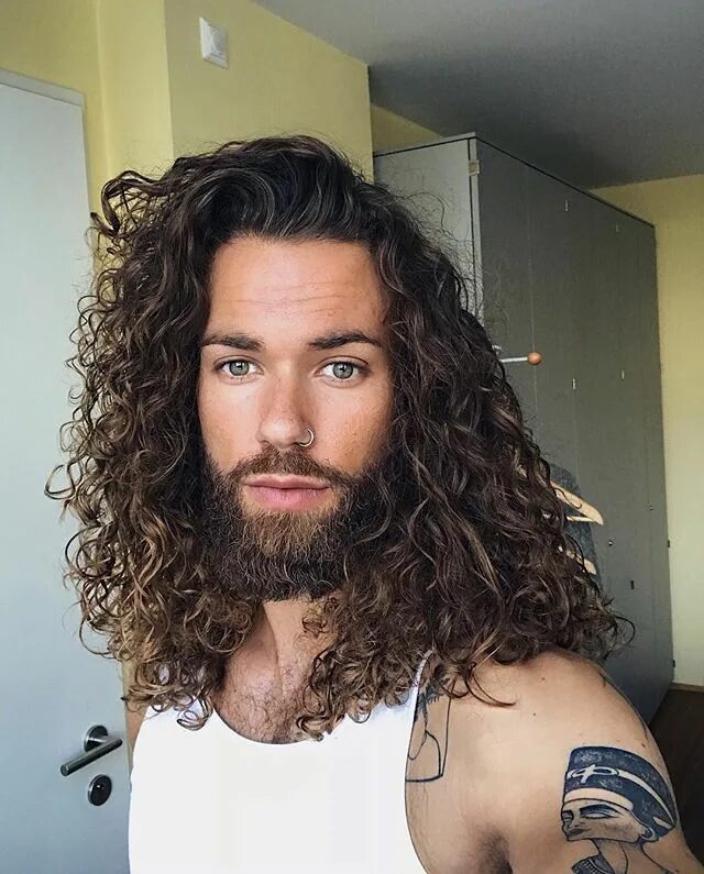 Прическа мужская длинная кудрявая woke up like this. #menshairstyle #longhairmen #curls #beard #dapper #groomedmen