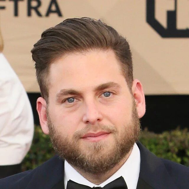 Прическа мужская для толстых Jonah Hill Nailed the Ultimate Two-Part Grooming Move Last Night in 2024 Chubby 