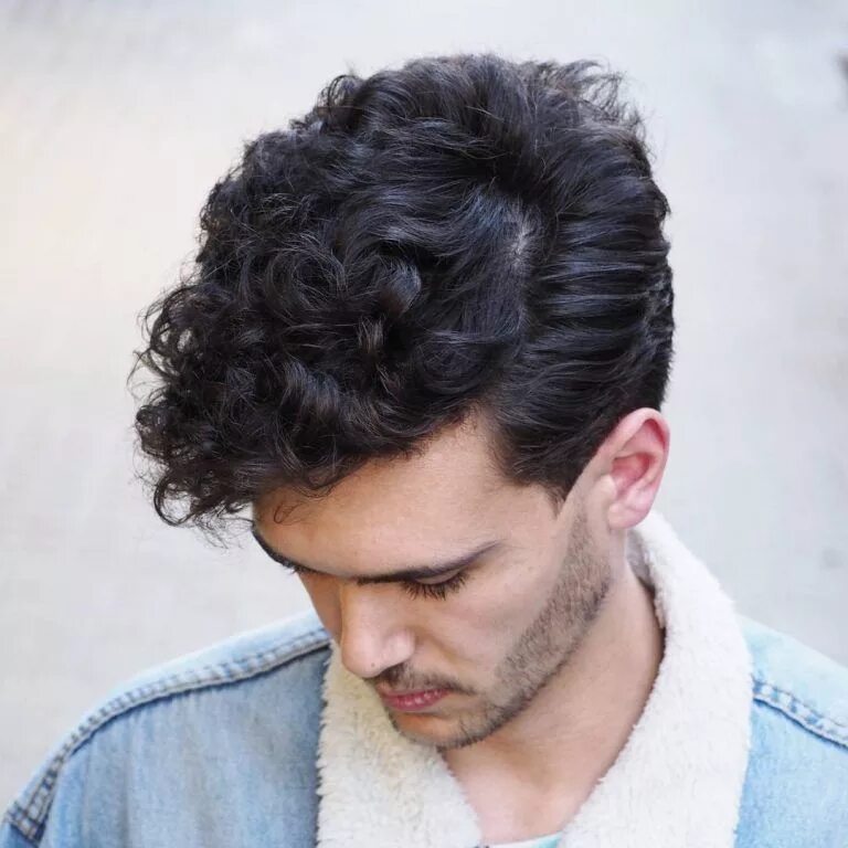 Прическа мужская кудри сверху 21 Cool Hairstyles for Men: 2022 Trends Haircuts for curly hair, Curly hair styl