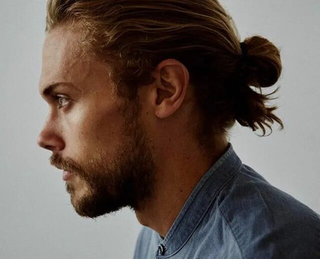 Прическа мужская небрежно Pin on people homme Man bun hairstyles, Bun hairstyles, Long hair styles men