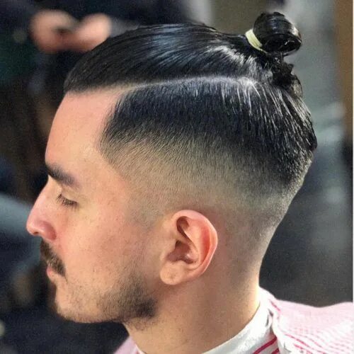 Прическа мужской короткий хвост Top knot man bun with a fade Man bun hairstyles, Man bun haircut, Long hair styl