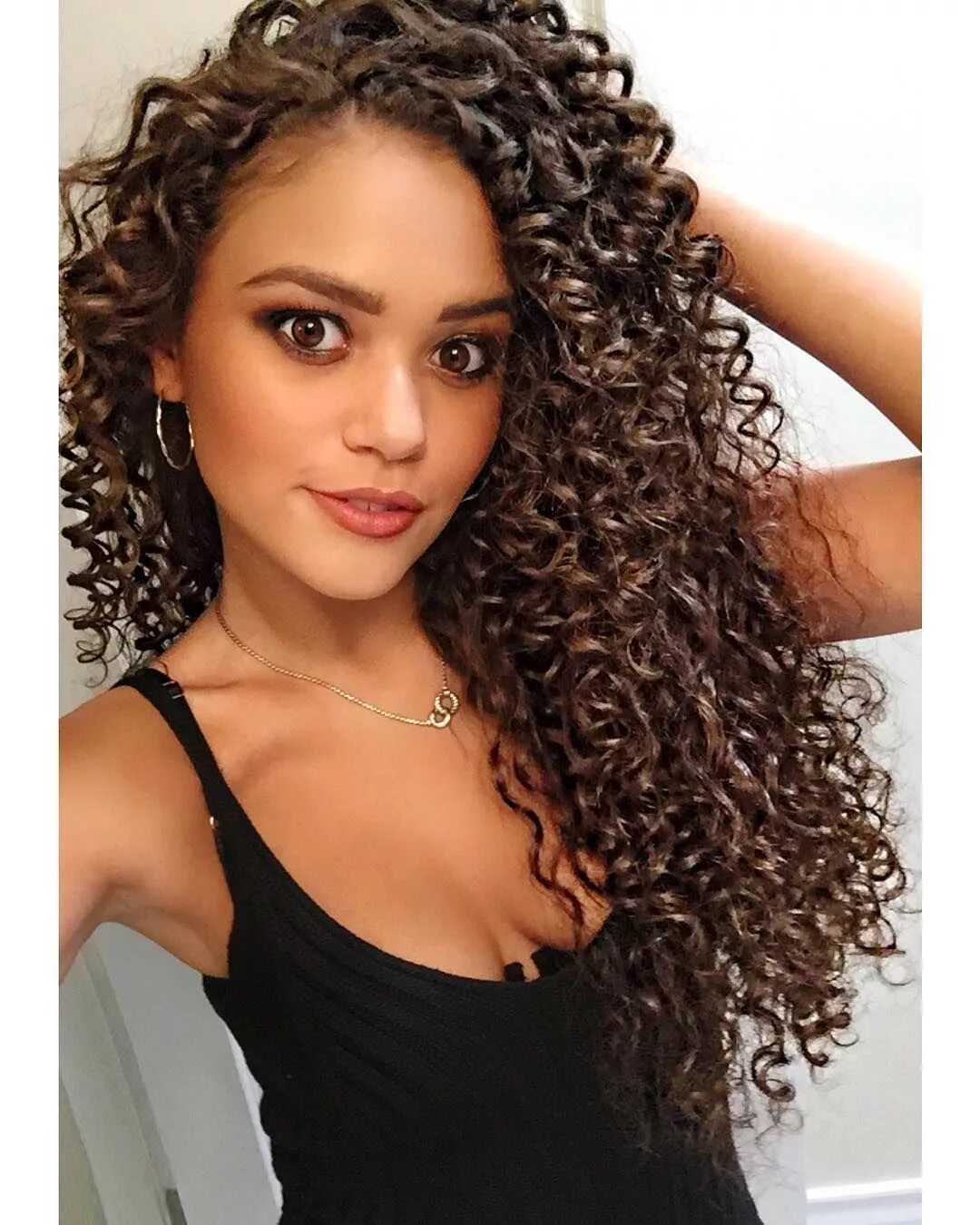 Прическа на афро кудри длинные Madison Pettis on Instagram: "don't let the only real one intimidate ya" Deep wa