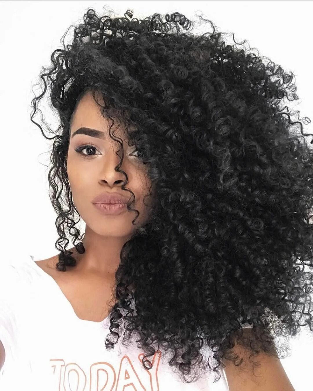 Прическа на афро кудри средние @da'jharayhenriquez Mixed girl hairstyles, Natural hair styles, Curly hair style