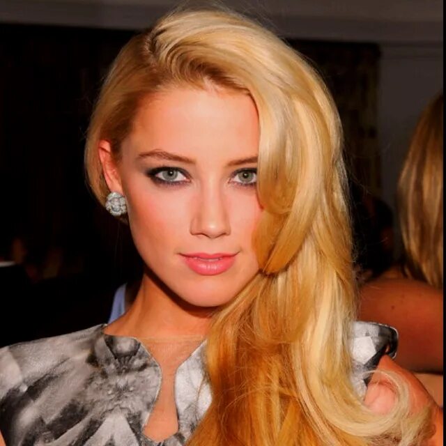 Прическа на бок Pin by Harmony Meske on beauty Amber heard hair, Amber heard, Hairstyle