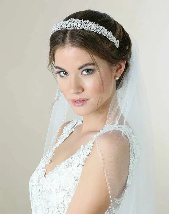 Прическа на длинную фату с диадемой Reign on your wedding day with regal beauty and grace. A sparkling tiara compose