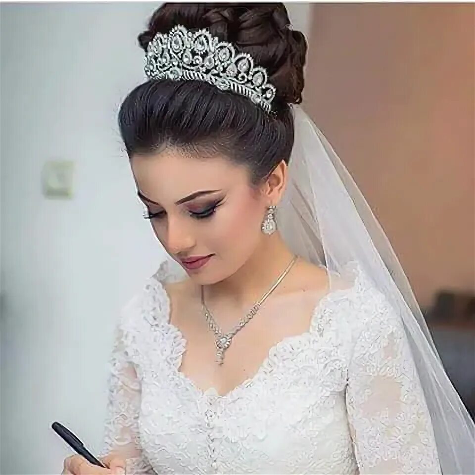 Прическа на длинную фату с диадемой Így hordd felkötve a hajad! Romantic wedding hair, Best wedding hairstyles, Wedd