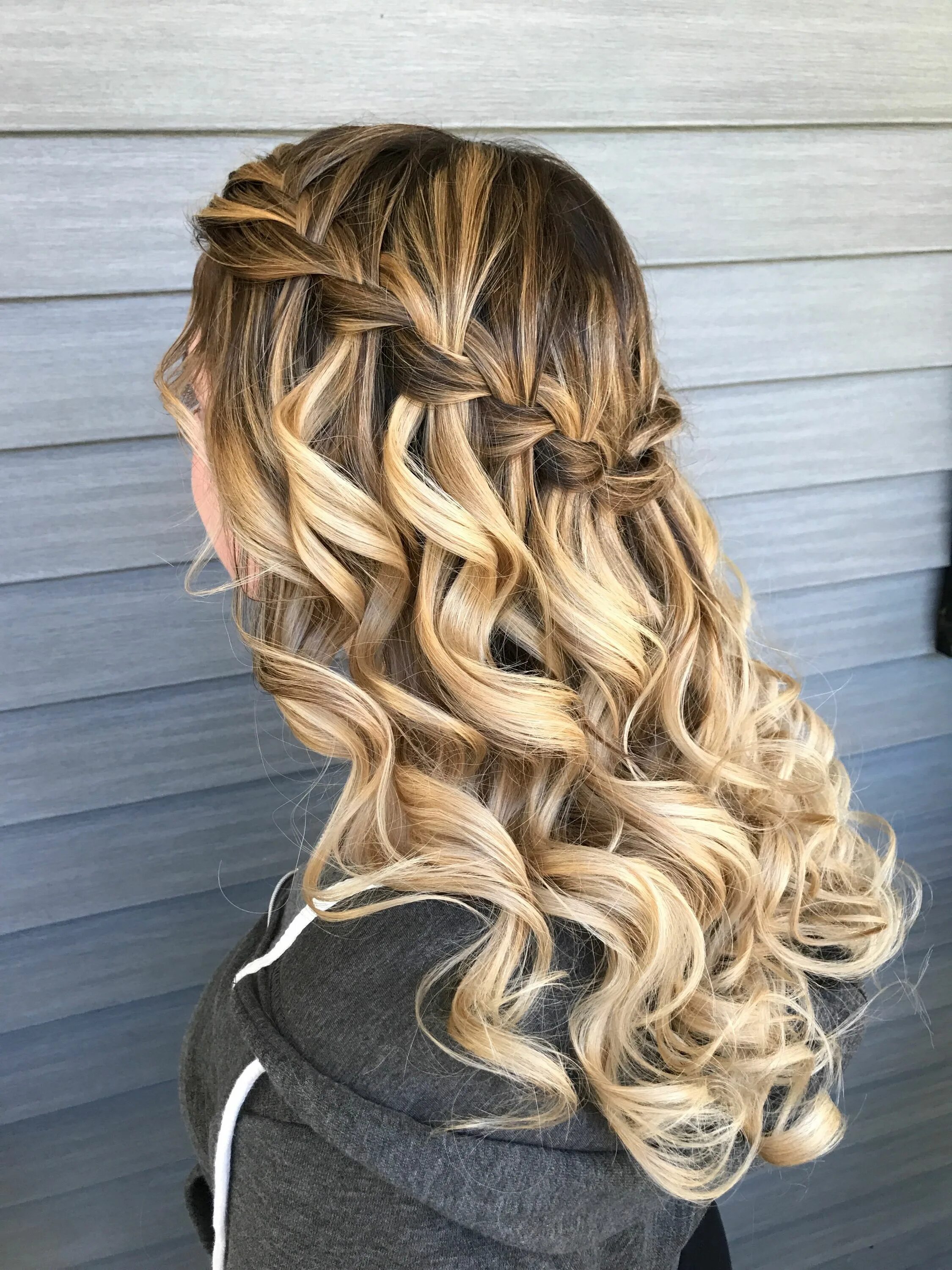 Прическа на длинные накрученные волосы Pin on ( h a i r s t y l e s ) Prom hairstyles for long hair, Long hair styles, 