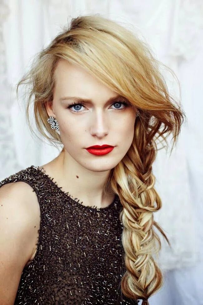 Прическа на длинные негустые волосы Delightful Weekend: A Touch of Red Long hair styles, Hair inspiration, Hair make