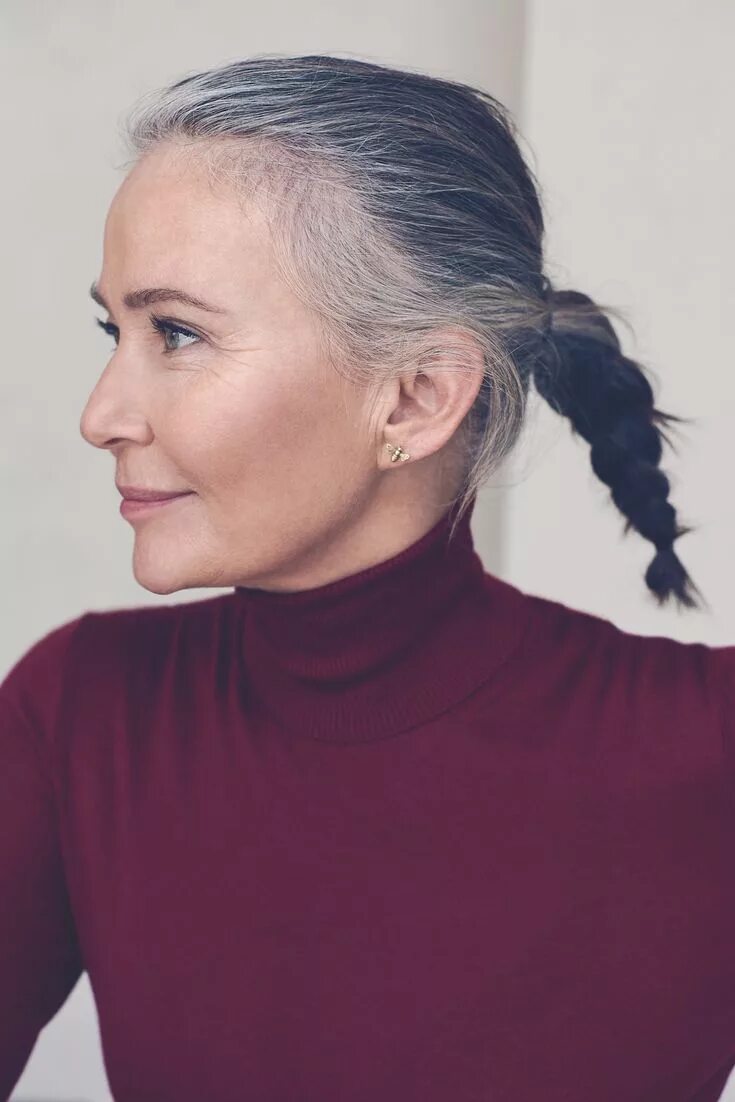 Прическа на длинные седые волосы australian - Vogue Australia Silver haired beauties, Grey hair model, Silver gre