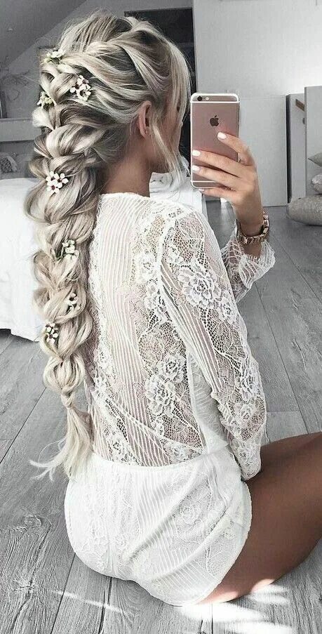 Прическа на длинные светлые Gorgeous boho braid hairstyle with flowers Idee per capelli, Acconciature, Trecc