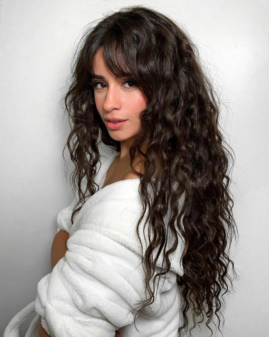 Прическа на длинные волнистые 30 Instagram-Worthy Hairstyles To Try In April Cabello hair, Long curly hair, Wa