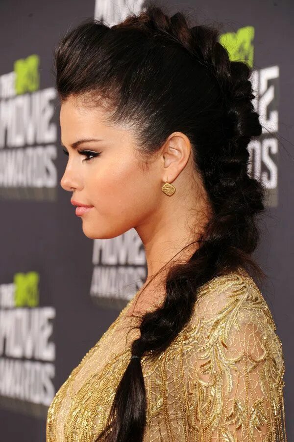 Прическа на длинные волосы без хвоста Proof That Selena Gomez Is The Ultimate Beauty Chameleon Selena gomez hair, Brai