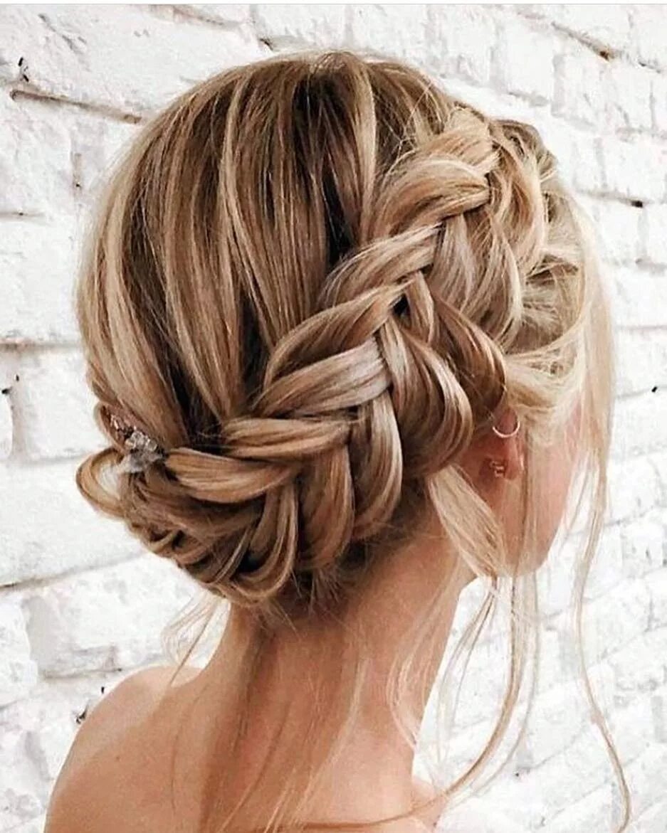 Прическа на длинные волосы косы женщине Can’t get enough of those braid updos / bridal or just laidback / via @ruedesein