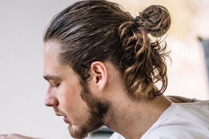 Прическа на длинные волосы парню Long Hair Man Bun