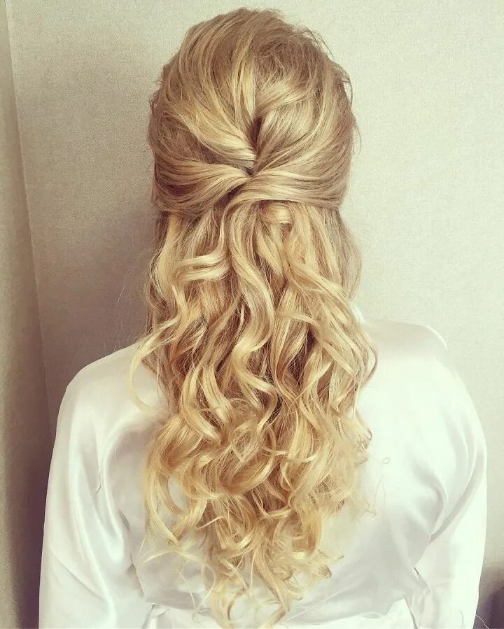 Прическа на длинные волосы сзади Prettiest Half up and half down hairstyle for romantic brides Bridesmaid hair lo