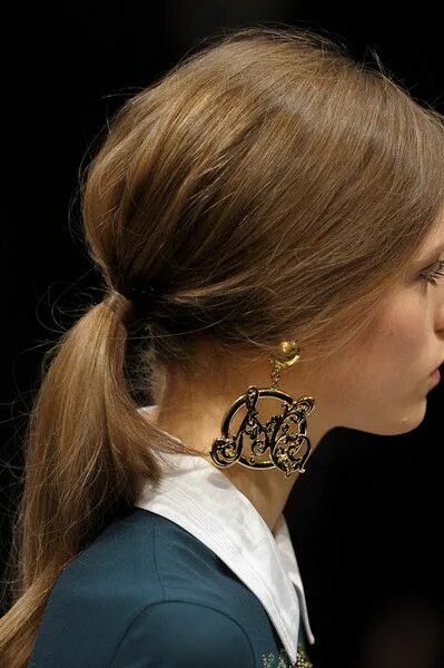 Прическа на длинные волосы уши закрыть Moschino at Milan Fashion Week Fall 2013 Low ponytail, Hair updos, Pretty hairst