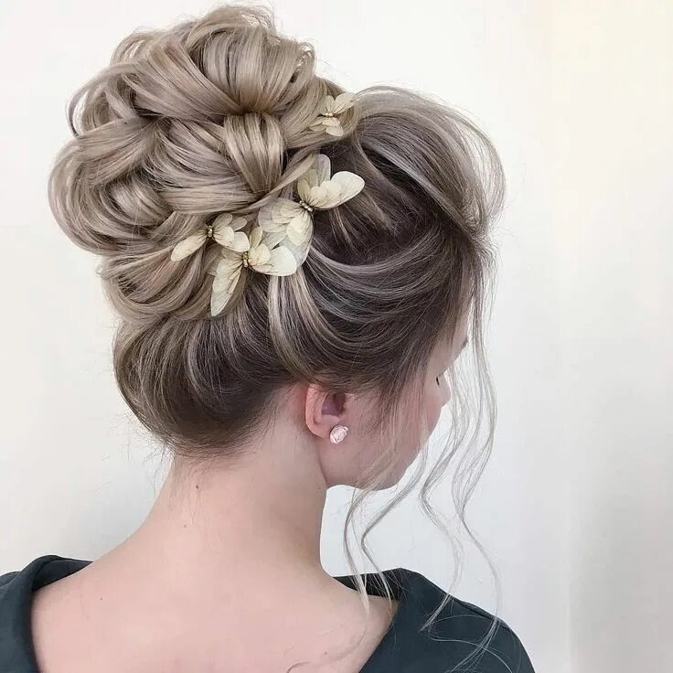 Прическа на длинные волосы выпускной пучок L'immagine può contenere: una o più persone e primo piano Bridal hair updo, Brid