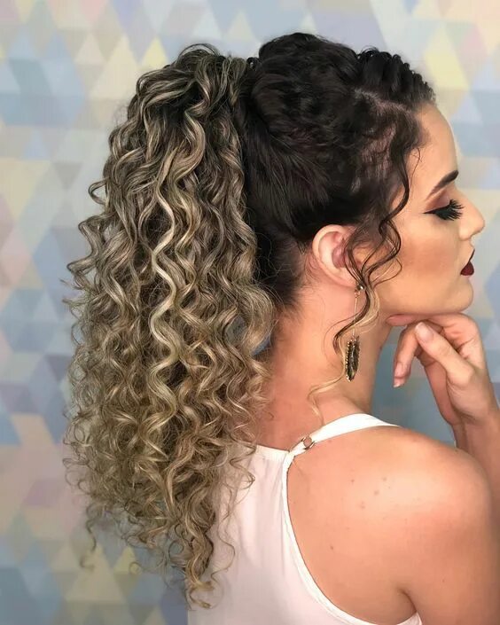 Прическа на длинные вьющиеся волосы Penteados para Casamento Cabelos Cacheados Peinados cabello rizado largo, Recogi