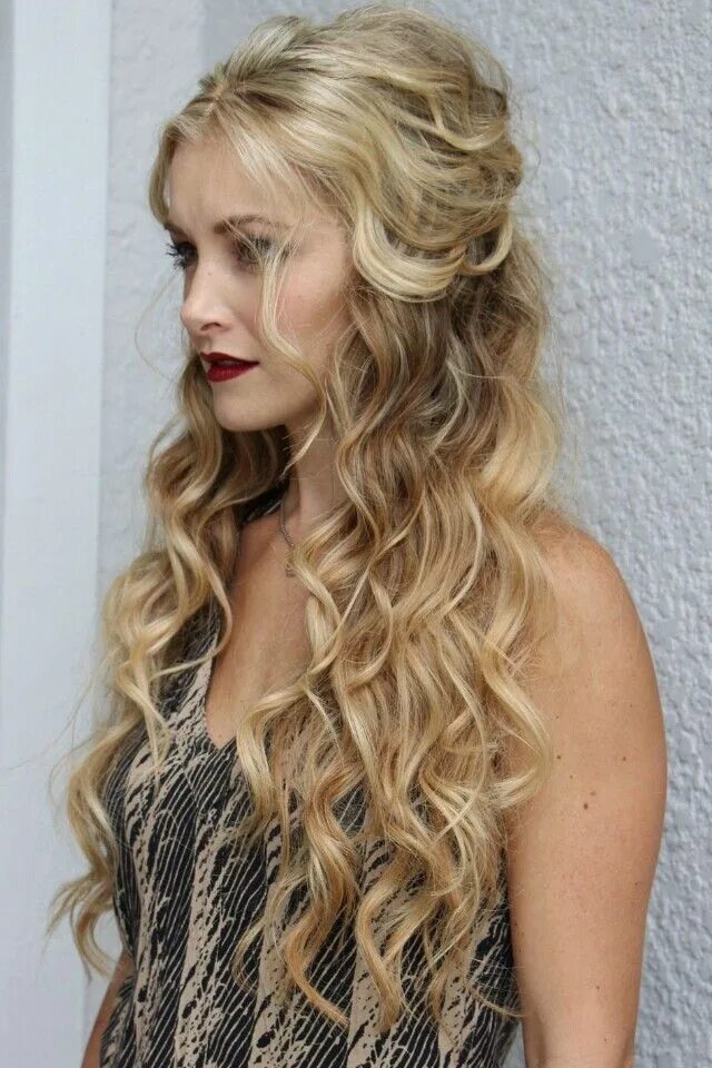 Прическа на длинные вьющиеся волосы Wavy half up half down #gorgeoushair Long hair styles, Down hairstyles, Hair sty