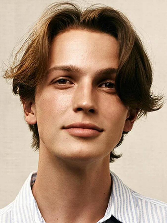 Прическа на две стороны мужская Curtains Hairstyles For Men: Top Haircuts in 2024 FashionBeans Middle part hairs