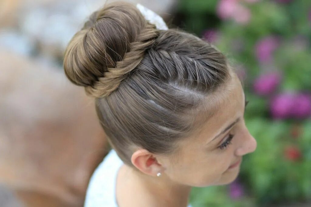 Прическа на фото 4 класс How to Create a Lace Fishtail Bun Kapsels, Haarstijlen, Kort haar