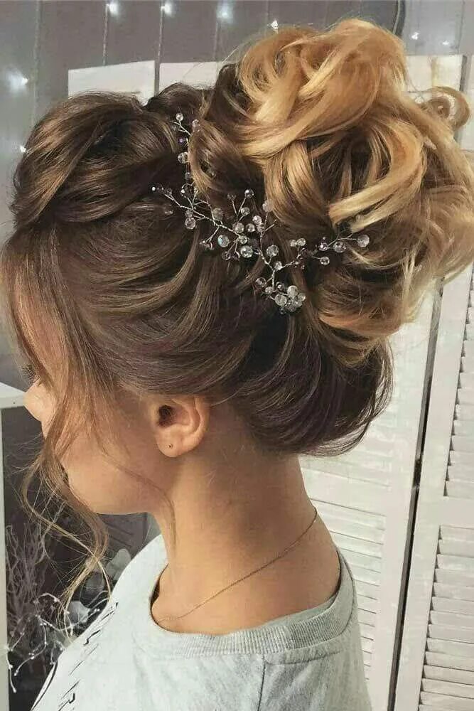 Прическа на фото выпускного длинные волосы Relaxed French braid curly wavy up do bun for wedding or party with loose pieces