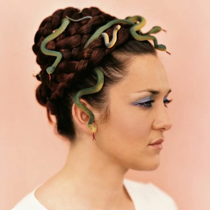 Прическа на год змеи How to Create a Medusa Hair Updo for Halloween Hår og skønhed, Kostumer