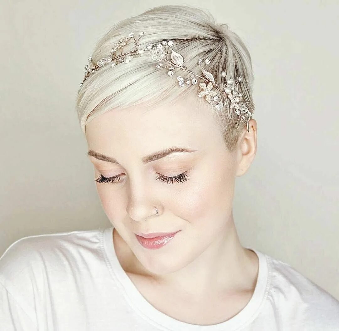 Прическа на голове на короткие волосы Pixie cut Pixie wedding hair, Short hair styles pixie, Short wedding hair