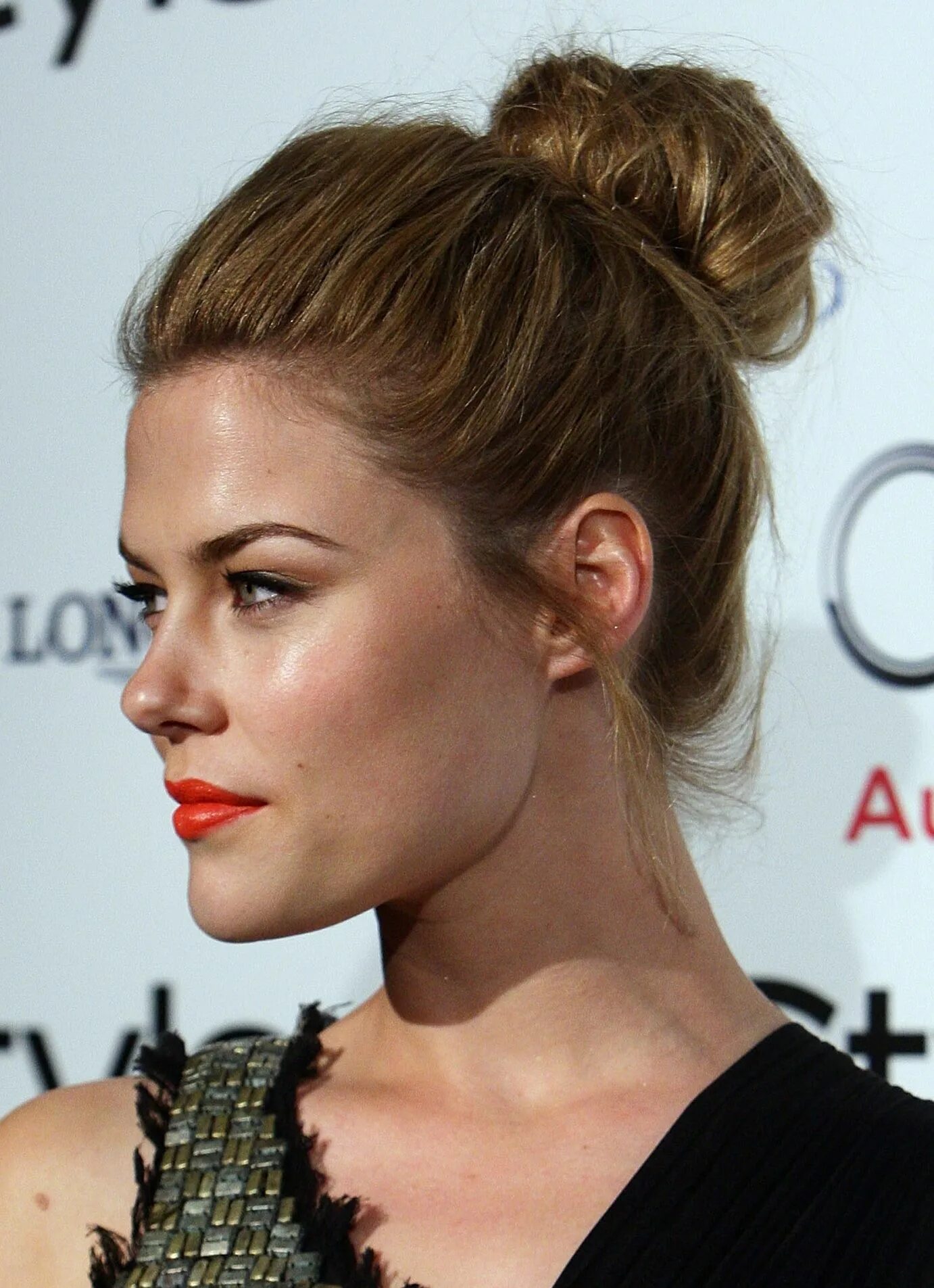 Прическа на грязную голову средние волосы Image from http://www.hairstylepedia.com/images/02/Rachael-Taylor-with-top-knott