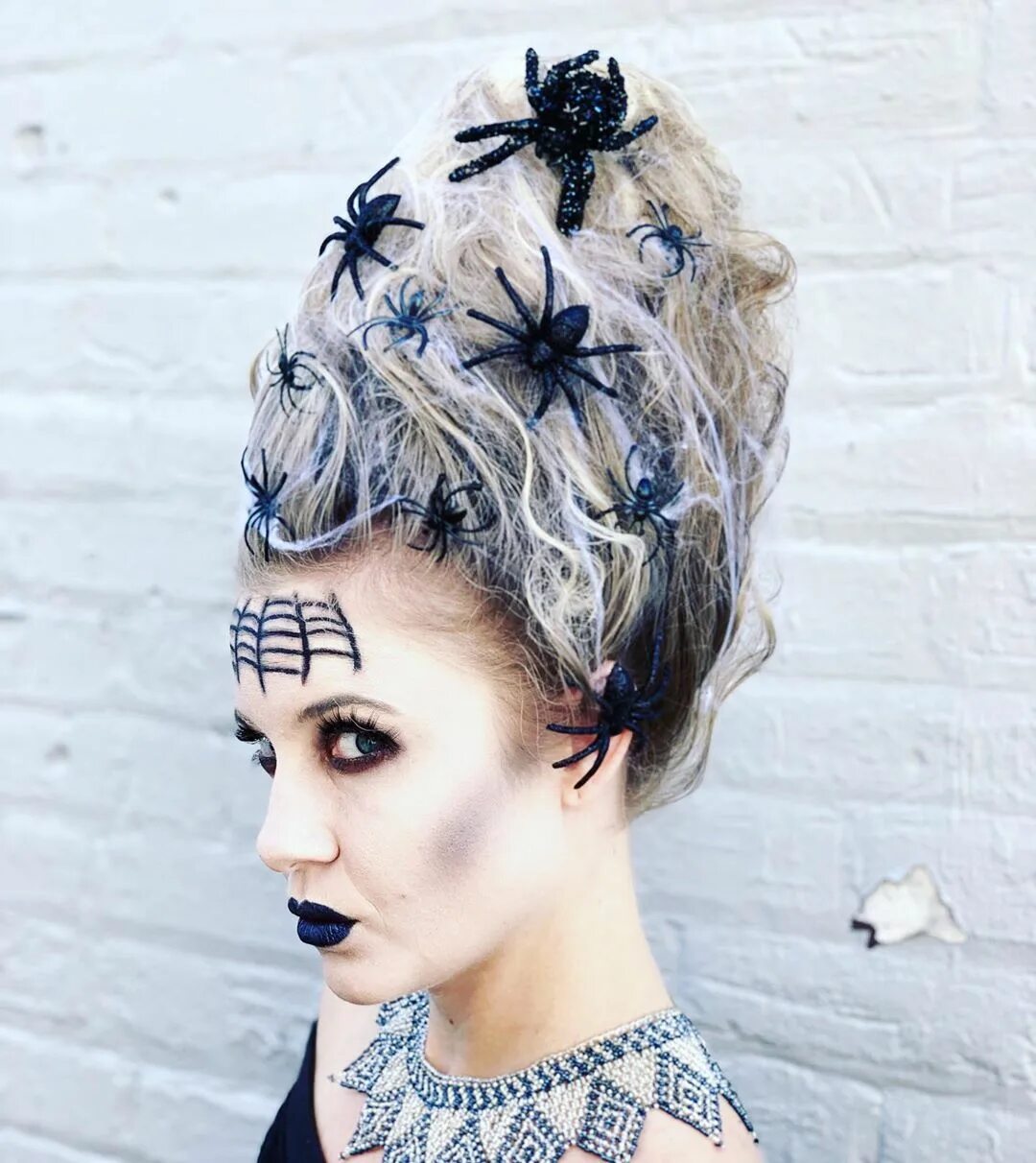 Прическа на хэллоуин Best Halloween Hairstyles For Spooky Season - Our Hairstyles Halloween frisuren,