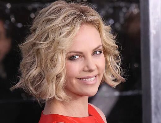 Прическа на каре локоны Curly wavy bob hairstyle Spiral perm short hair, Short hair waves, Short permed 