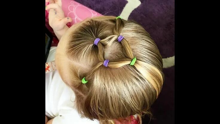 Прическа на каре с маленькими резинками Acconciature per bambina Y Toddler hairstyles girl, Toddler hair, Scrunchie hair