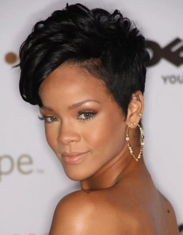 Прическа на короткие черные волосы 27 Times Rihanna's Hair Was an Actual Work of Art Short weave hairstyles, Rihann