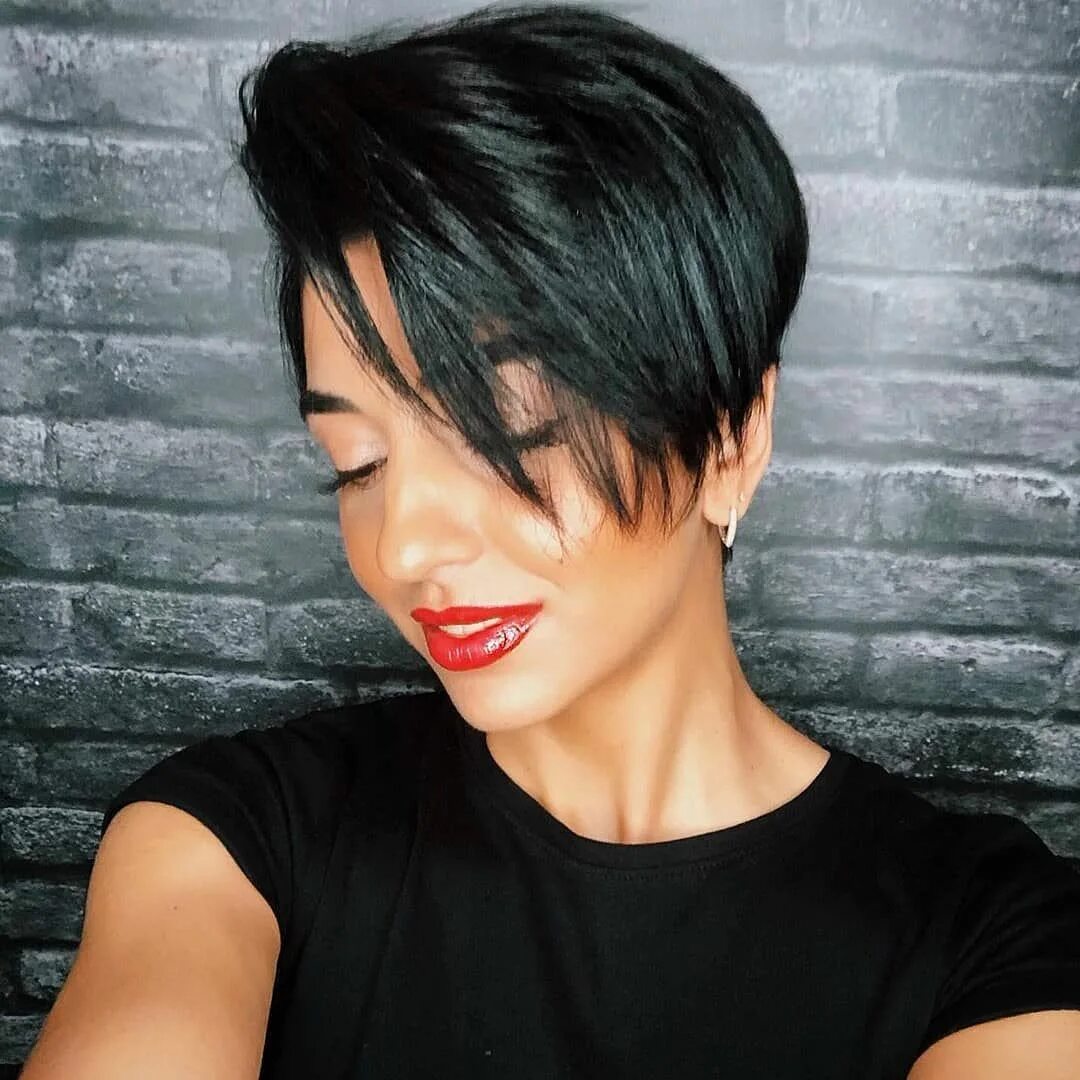 Прическа на короткие черные волосы A imagem pode conter: uma ou mais pessoas e close-up Pixie haircut, Short hair s