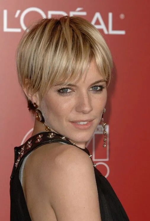 Прическа на короткие лоб волосы Very Short Hairstyles for Straight Hair: Sienna Miller Hair - PoP Haircuts Sienn