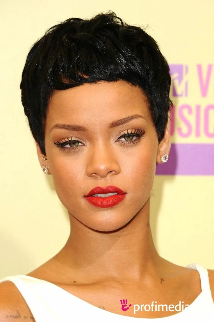 Прическа на короткие лоб волосы Rihanna Rihanna hairstyles, Celebrity hairstyles, Celebrity wigs