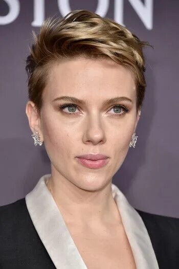 Прическа на короткие лоб волосы Scarlett Johansson - TV Tropes Scarlett johansson hairstyle, Short hair highligh