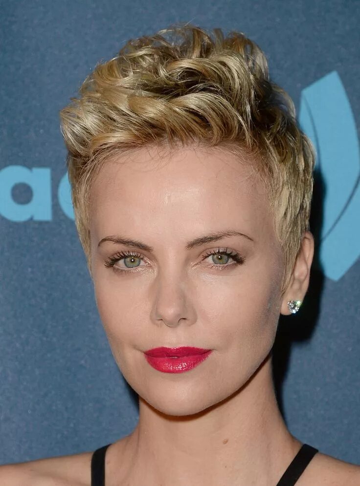 Прическа на короткие лоб волосы From Our Archives: Charlize Theron Shows How To Style A Pixie Cut Short blonde h