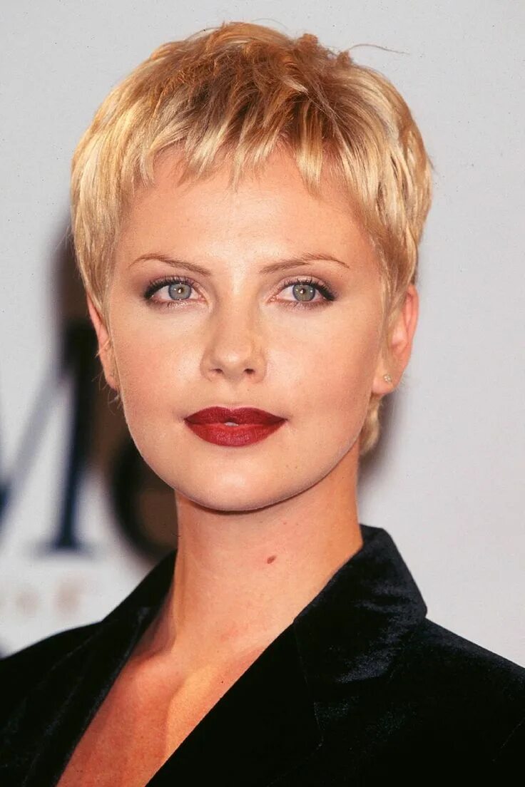 Прическа на короткие редкие Charlize Theron: Hair Style File Charlize theron short hair, Short blonde hair, 