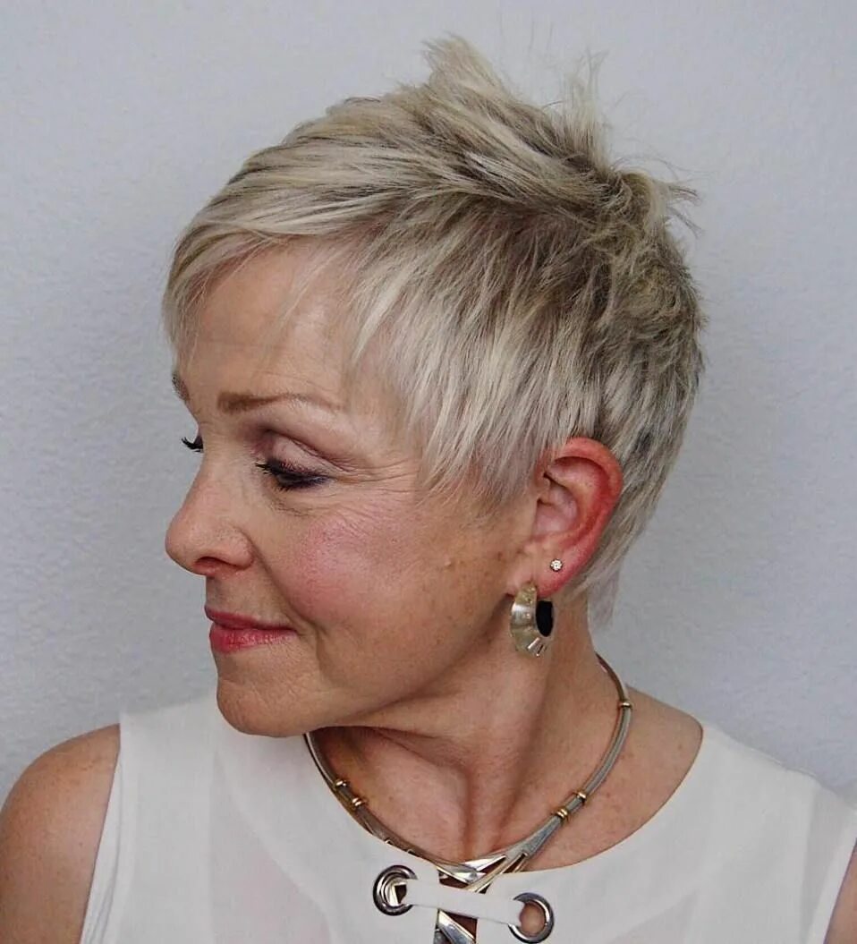 Прическа на короткие волосы 60 Short Spiky Pixie Over 60 Cool short hairstyles, Short haircut styles, Short hai