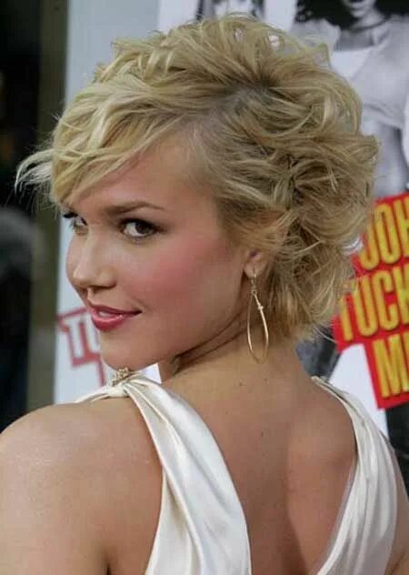 Прическа на короткие волосы на дискотеку Elegant Bridal Hairstyles for Short Hair in 2023 Short-Haircut.Com Short bridal 