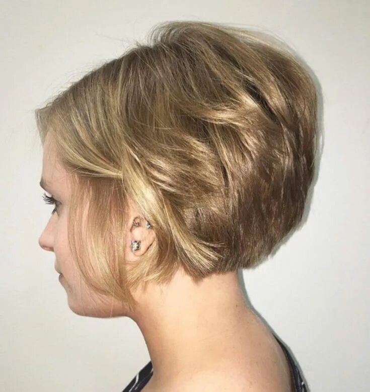 Прическа на короткие волосы на ножке Perfect Layered Bob Short hairstyles for thick hair, Short layered haircuts, Hai