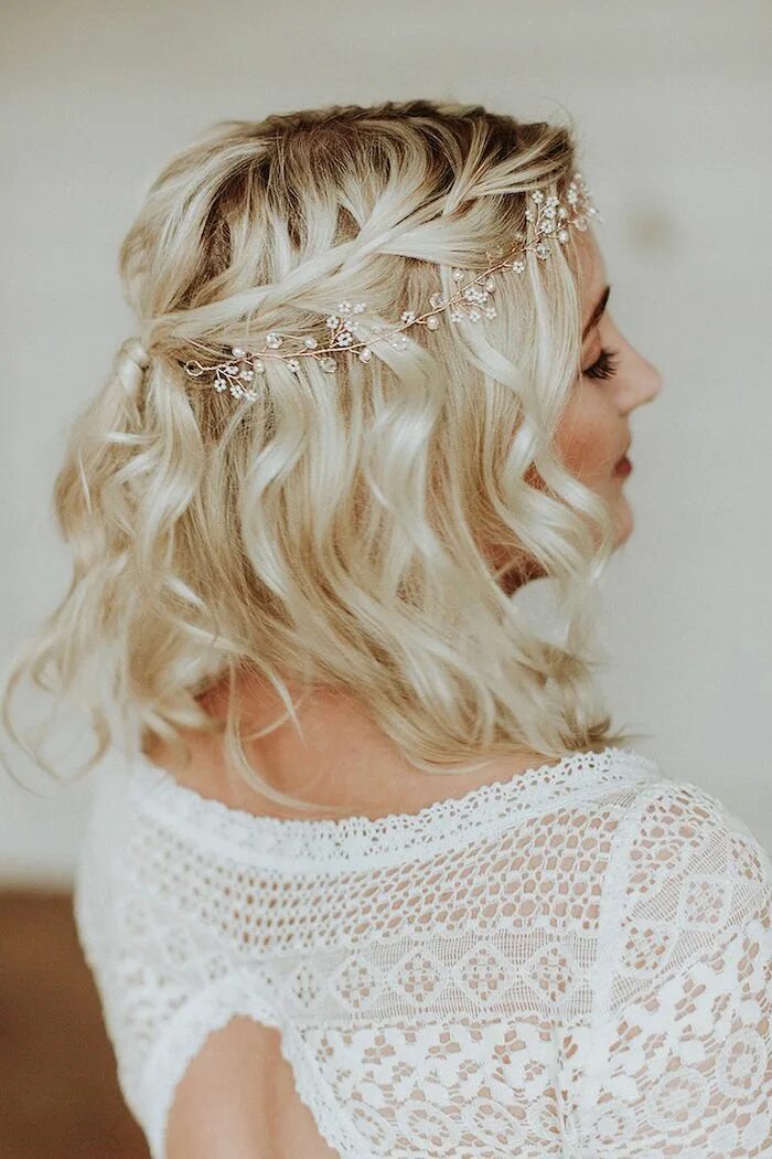 Прическа на короткие волосы на свадьбу гостье small pearl headband, short wavy blonde hair, white lace dress, wedding hairstyl