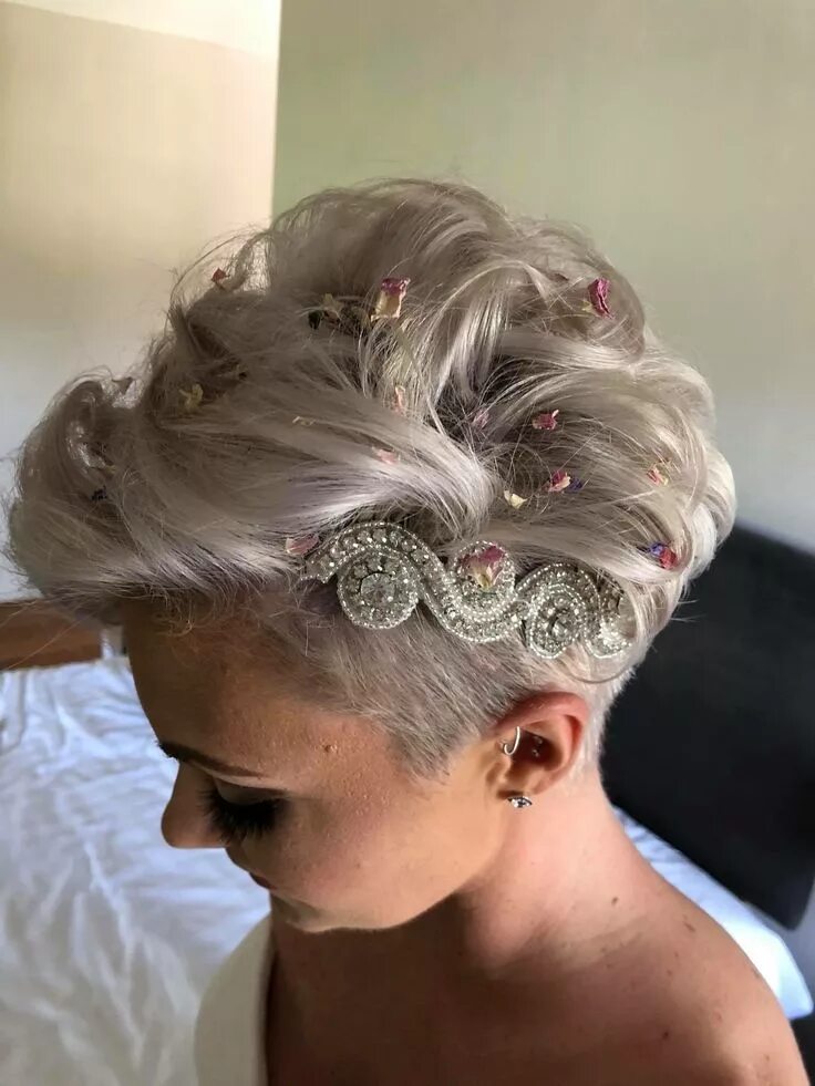 Прическа на короткие волосы на торжество 2024 Pin by Isabel Quinta-Zammit on Hair color Pixie wedding hair, Short wedding hair