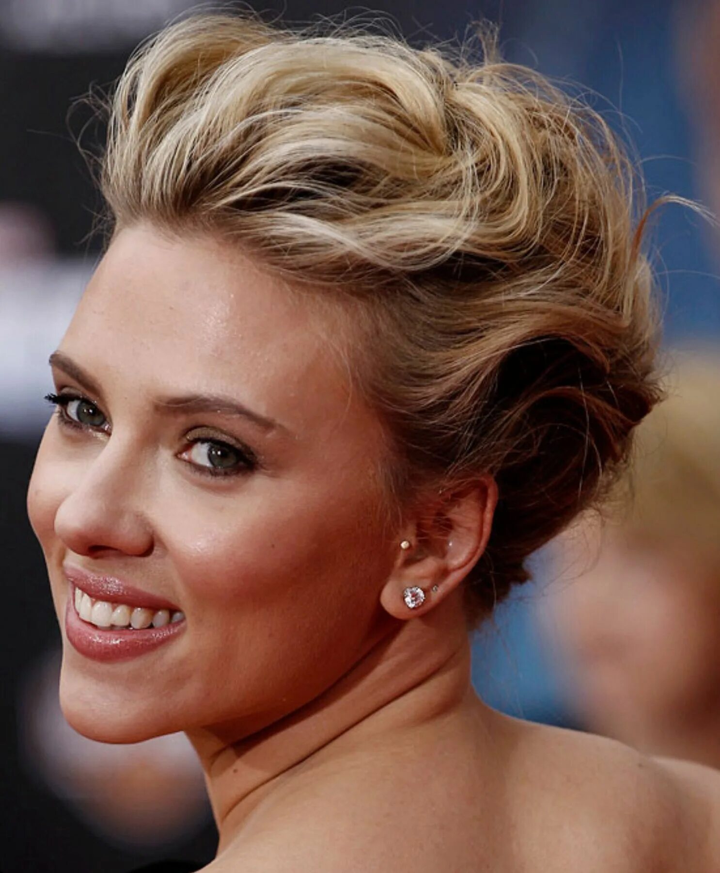 Прическа на короткие волосы поднимать Scarlett Johansson Short wedding hair, Scarlett johansson hairstyle, Hair up sty