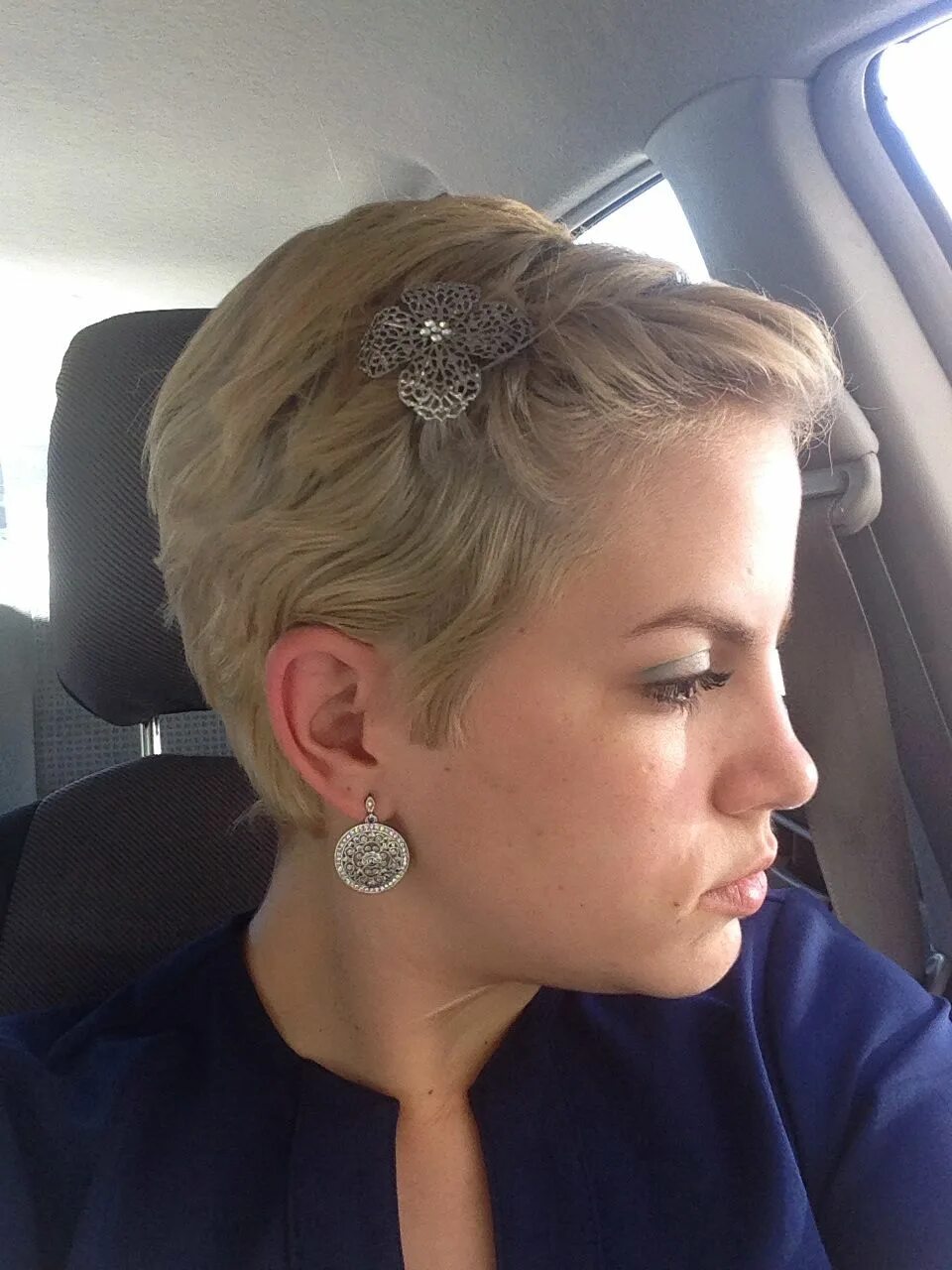 Прическа на короткие волосы шпильки Pin by Rosalia Cuevas on pixie hairstyle Pixie hair accessories, Short hair acce